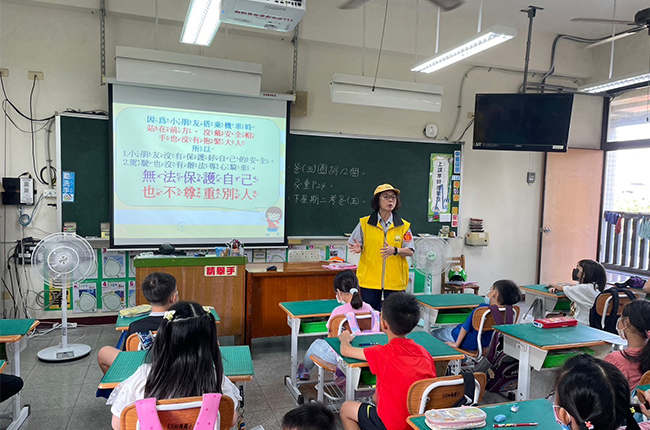 小黃帽交通安全教育宣傳圖